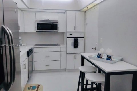 Condo in Hollywood, Florida, 1 bedroom № 2076631 - photo 3