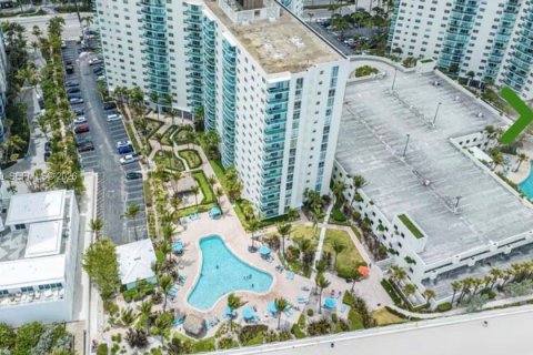 Condo in Hollywood, Florida, 1 bedroom № 2076631 - photo 16