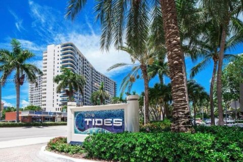 Condo in Hollywood, Florida, 1 bedroom № 2076631 - photo 11
