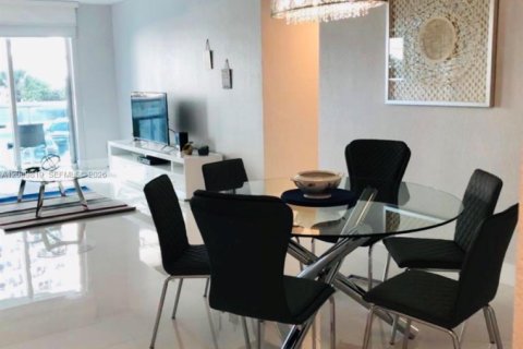 Condo in Hollywood, Florida, 1 bedroom № 2076631 - photo 4