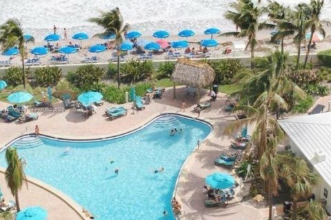 Condo in Hollywood, Florida, 1 bedroom № 2076631 - photo 13