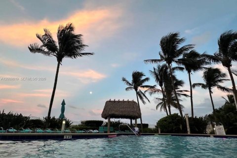 Condo in Hollywood, Florida, 1 bedroom № 2076631 - photo 6