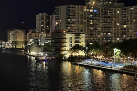 Condo in Hollywood, Florida, 1 bedroom № 2076631 - photo 9