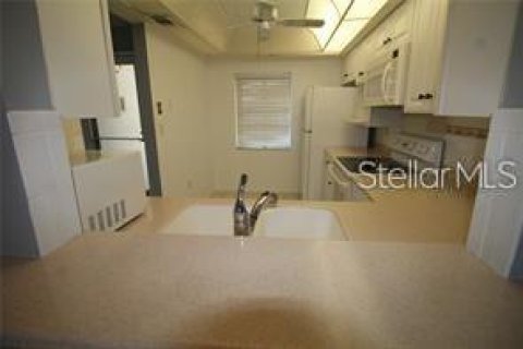 Condo in Venice, Florida, 2 bedrooms  № 2236749 - photo 9