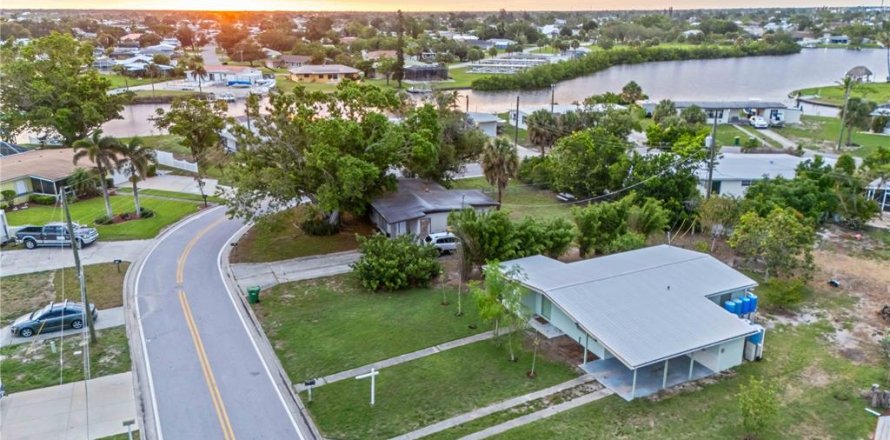 Casa en Port Charlotte, Florida 2 dormitorios, 89.19 m2 № 1801696