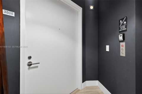 Condo in Miami, Florida, 1 bedroom  № 1994569 - photo 2