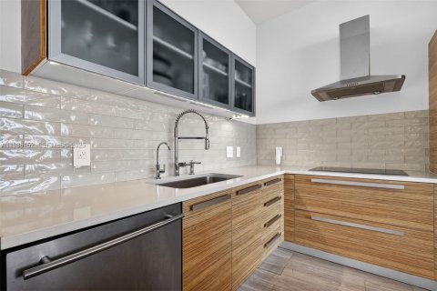 Condo in Miami, Florida, 1 bedroom  № 1994569 - photo 26