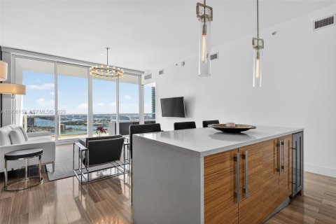 Condo in Miami, Florida, 1 bedroom  № 1994569 - photo 1