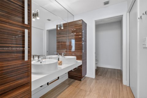 Condo in Miami, Florida, 1 bedroom  № 1994569 - photo 15