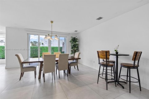 Villa ou maison à louer à Doral, Floride: 4 chambres, 258.45 m2 № 2038089 - photo 11