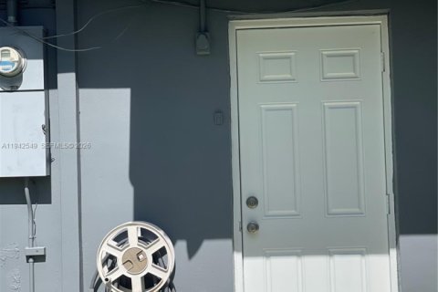 Villa ou maison à louer à Miami, Floride: 3 chambres, 148.64 m2 № 2002499 - photo 3