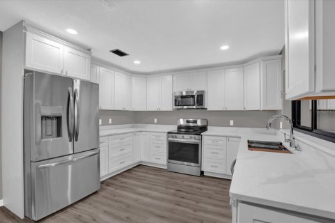 House in Orlando, Florida 4 bedrooms, 220.09 sq.m. № 1534569 - photo 2