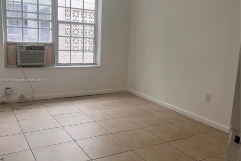 House in Miami, Florida 1 bedroom, 514.68 sq.m. № 1892447 - photo 5