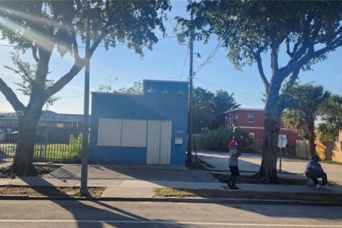 Commercial property in West Palm Beach, Florida № 1489895 - photo 1
