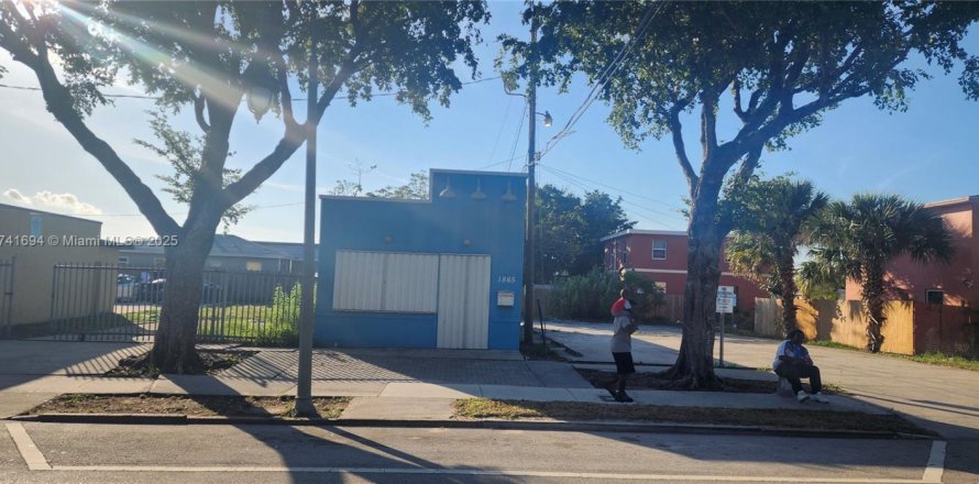Commercial property in West Palm Beach, Florida № 1489895