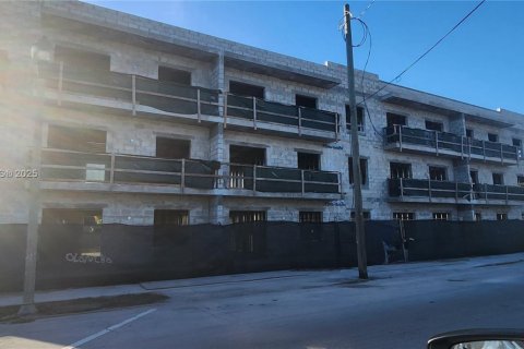 Commercial property in West Palm Beach, Florida № 1489895 - photo 9