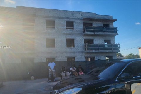 Commercial property in West Palm Beach, Florida № 1489895 - photo 8