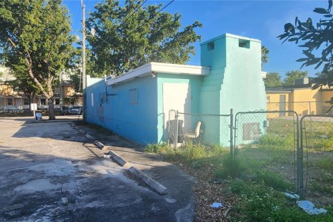Commercial property in West Palm Beach, Florida № 1489895 - photo 4