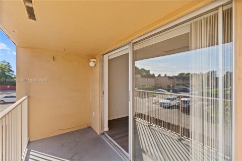 Copropriété à vendre à Miami, Floride: 2 chambres, 86.4 m2 № 1984606 - photo 23