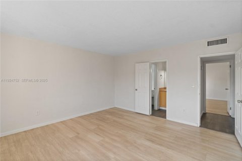 Copropriété à vendre à Miami, Floride: 2 chambres, 86.4 m2 № 1984606 - photo 17