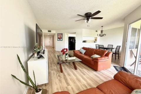 Condo in Pembroke Pines, Florida, 1 bedroom  № 1805967 - photo 1