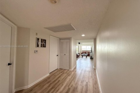 Condo in Pembroke Pines, Florida, 1 bedroom  № 1805967 - photo 3