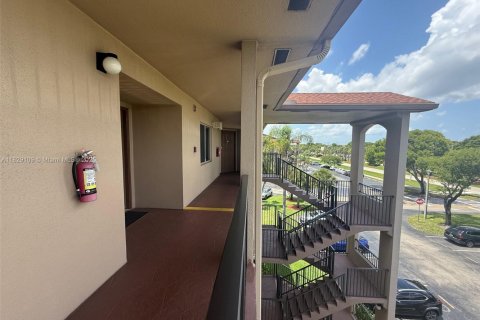Condo in Pembroke Pines, Florida, 1 bedroom  № 1805967 - photo 30