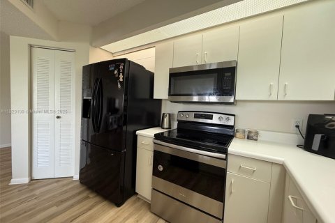 Condo in Pembroke Pines, Florida, 1 bedroom  № 1805967 - photo 11