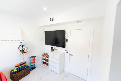 Villa ou maison à louer à Miami, Floride: 3 chambres, 119.38 m2 № 1976578 - photo 13
