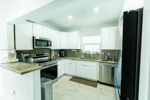 Villa ou maison à louer à Miami, Floride: 3 chambres, 119.38 m2 № 1976578 - photo 9