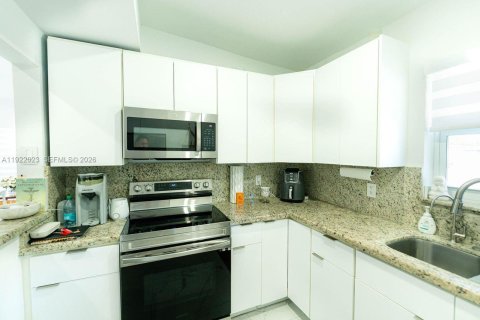 Villa ou maison à louer à Miami, Floride: 3 chambres, 119.38 m2 № 1976578 - photo 10