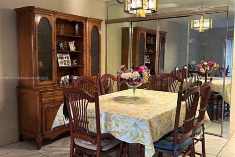 Condo in North Lauderdale, Florida, 2 bedrooms № 1970528 - photo 3