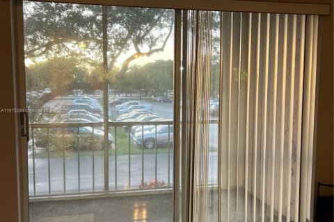 Condo in North Lauderdale, Florida, 2 bedrooms № 1970528 - photo 9