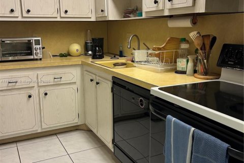 Condo in North Lauderdale, Florida, 2 bedrooms № 1970528 - photo 2