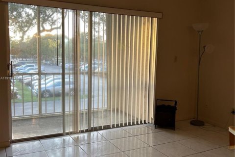 Condo in North Lauderdale, Florida, 2 bedrooms № 1970528 - photo 1