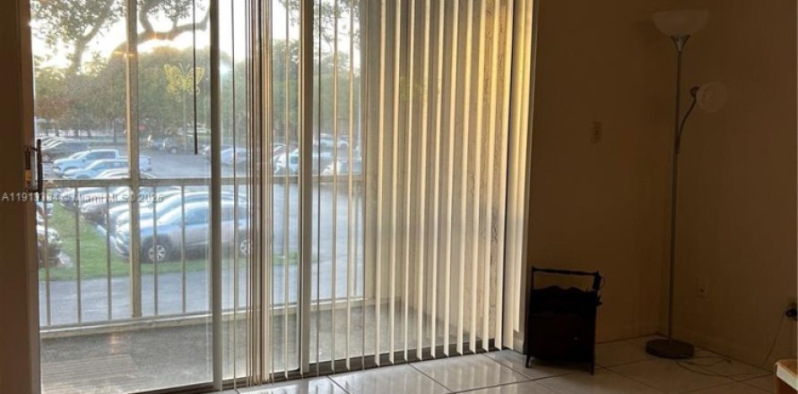 Condo in North Lauderdale, Florida, 2 bedrooms № 1970528