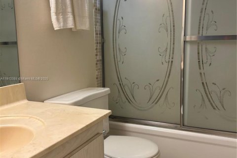 Condo in North Lauderdale, Florida, 2 bedrooms № 1970528 - photo 6