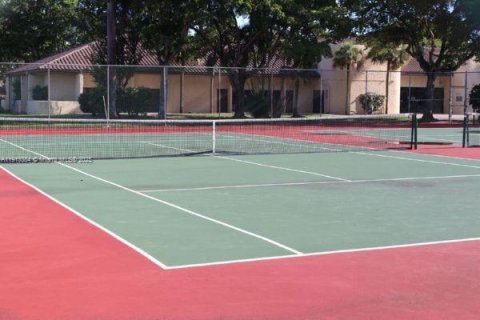 Condo in North Lauderdale, Florida, 2 bedrooms № 1970528 - photo 12