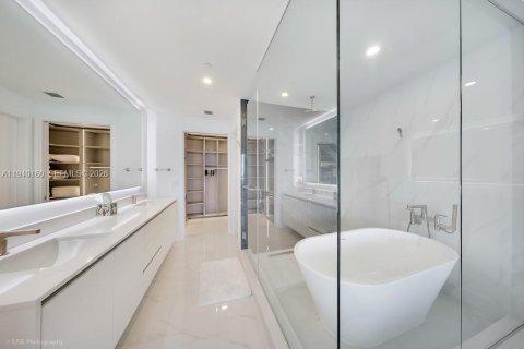 Condo in Miami, Florida, 3 bedrooms  № 2000751 - photo 10