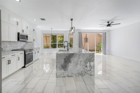 House in Boynton Beach, Florida 5 bedrooms, 284 sq.m. № 1825702 - photo 2
