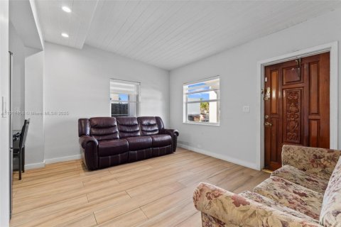 Casa en venta en Hialeah, Florida, 4 dormitorios, 148.09 m2 № 1967634 - foto 6