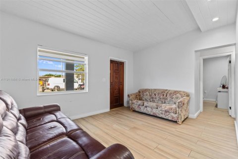 Casa en venta en Hialeah, Florida, 4 dormitorios, 148.09 m2 № 1967634 - foto 5