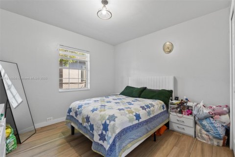 Casa en venta en Hialeah, Florida, 4 dormitorios, 148.09 m2 № 1967634 - foto 13