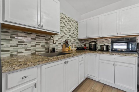 Casa en venta en Hialeah, Florida, 4 dormitorios, 148.09 m2 № 1967634 - foto 8