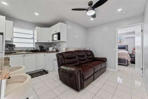 Casa en venta en Hialeah, Florida, 4 dormitorios, 148.09 m2 № 1967634 - foto 23