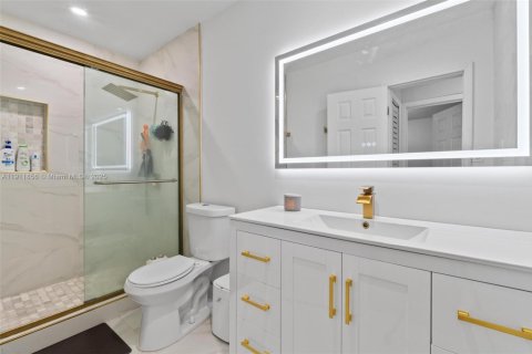 Casa en venta en Hialeah, Florida, 4 dormitorios, 148.09 m2 № 1967634 - foto 12
