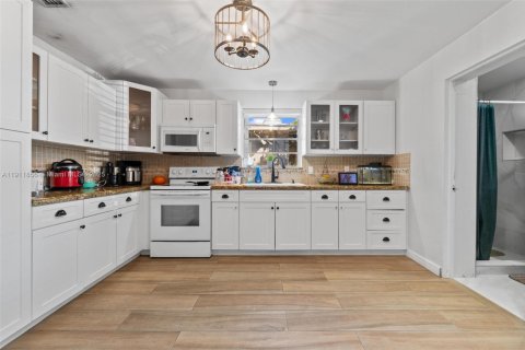 Casa en venta en Hialeah, Florida, 4 dormitorios, 148.09 m2 № 1967634 - foto 18