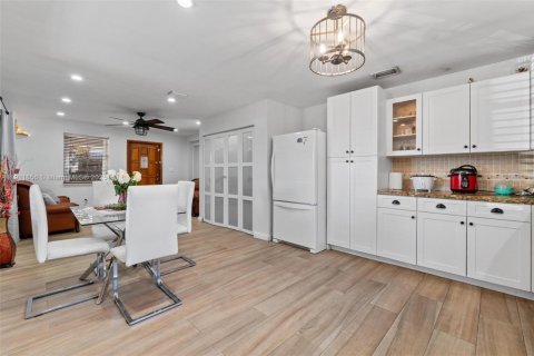 Casa en venta en Hialeah, Florida, 4 dormitorios, 148.09 m2 № 1967634 - foto 19