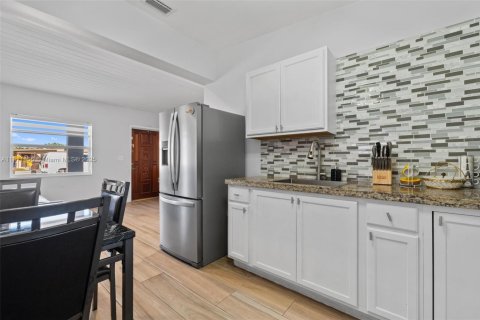 Casa en venta en Hialeah, Florida, 4 dormitorios, 148.09 m2 № 1967634 - foto 9