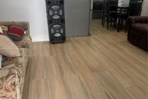 Casa en venta en Hialeah, Florida, 4 dormitorios, 148.09 m2 № 1967634 - foto 2